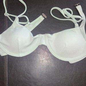 NWOT Light green bikini top - M. Adjustable straps, underwire, removable pads